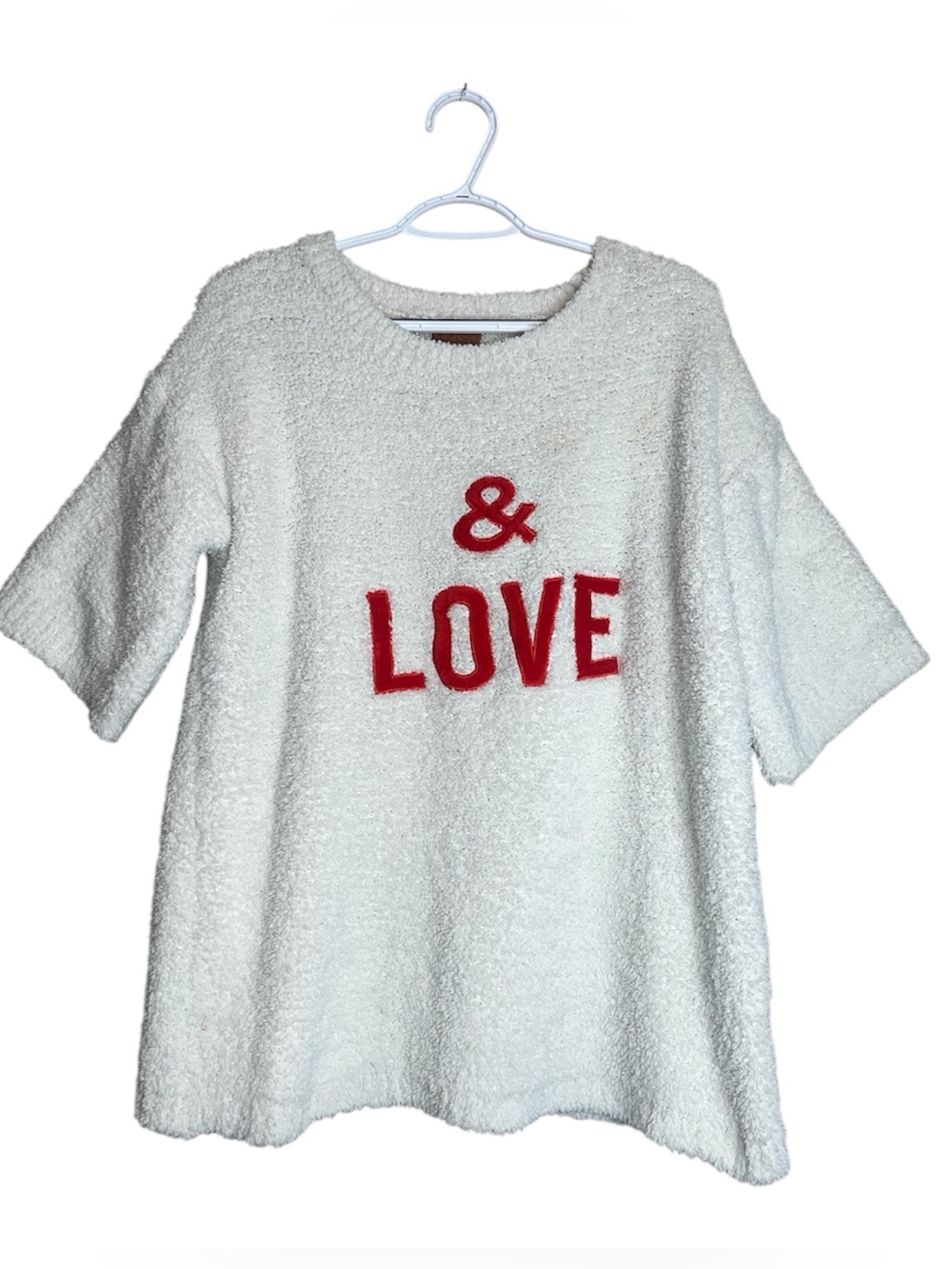 POL Off White Fuzzy Cozy Sweater With “& LOVE” Red Graphic Sweater Sz L